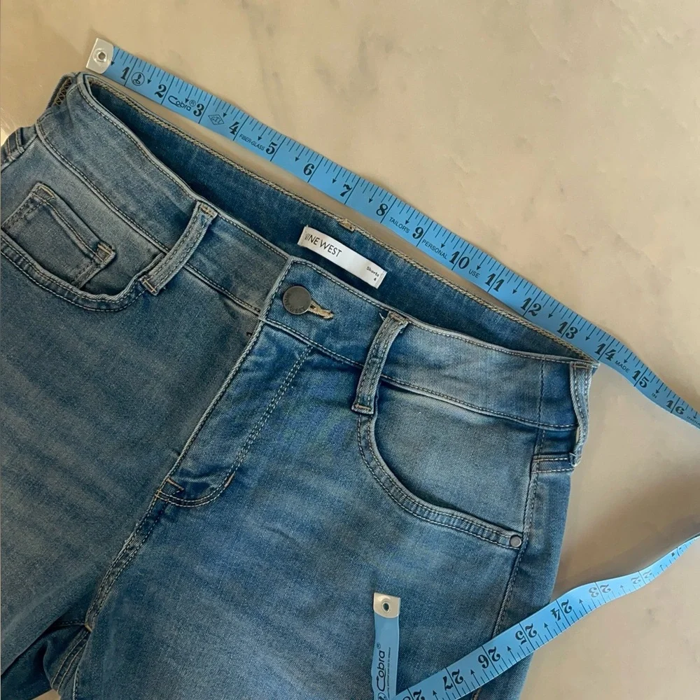 Nine West Women’s 4” Mid-rise Jean Shorts.